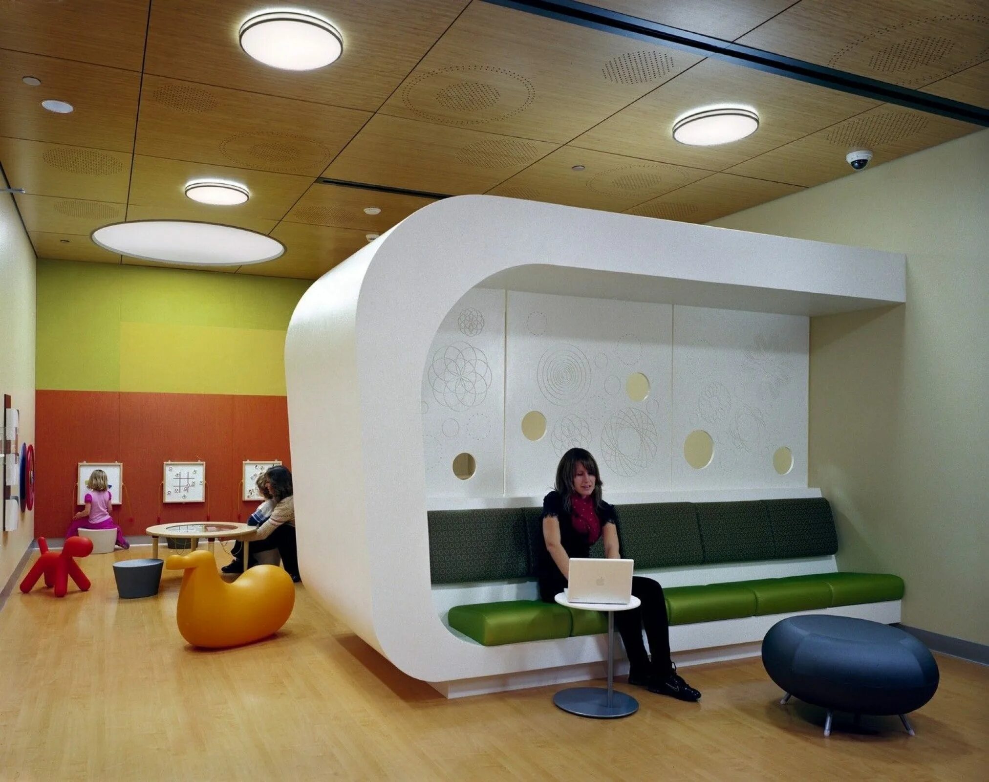 зоны обслуживания детских поликлиник. детская зона ожидания в поликлинике. игровая зона в детской поликлинике. интерьер детской больницы. зоны обслуживания детских поликлиник.