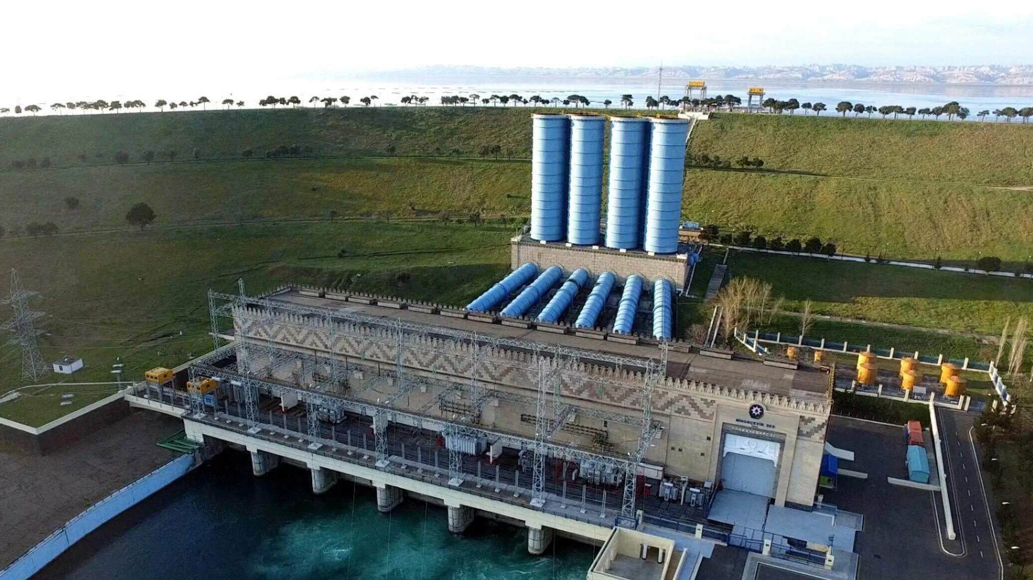 Мингечаурская ГЭС Азербайджан. ГЭС Мингечевир. Мингечевир́ская гидроэлектростанция (Мингечаурская ГЭС). Мингечаур Азербайджан водохранилище. Управление водохранилищами