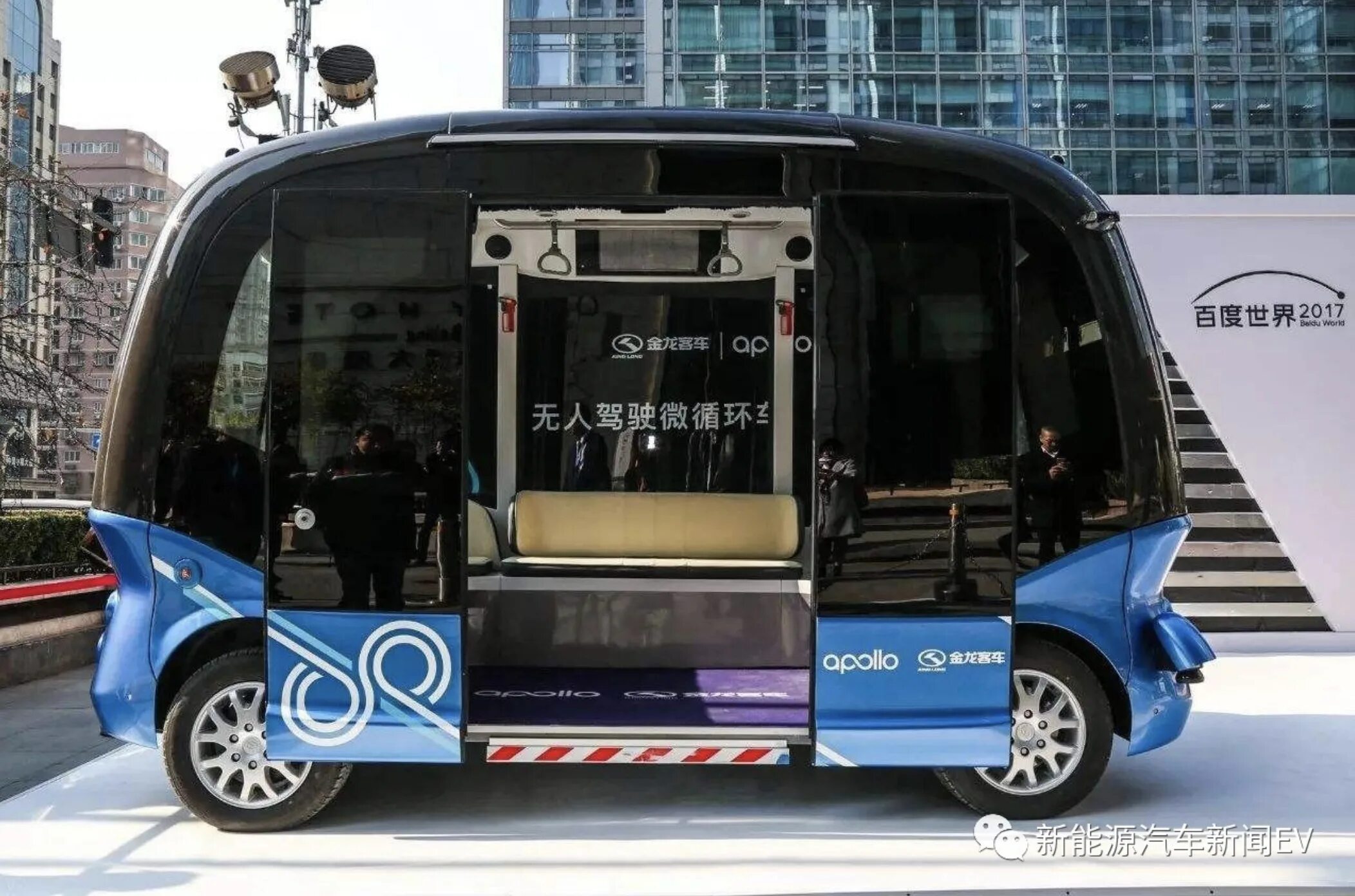 Обложка лондонский автобус. Автобус olli. Swan bus small. Swan bus small. Школьный автобус 3д модель.