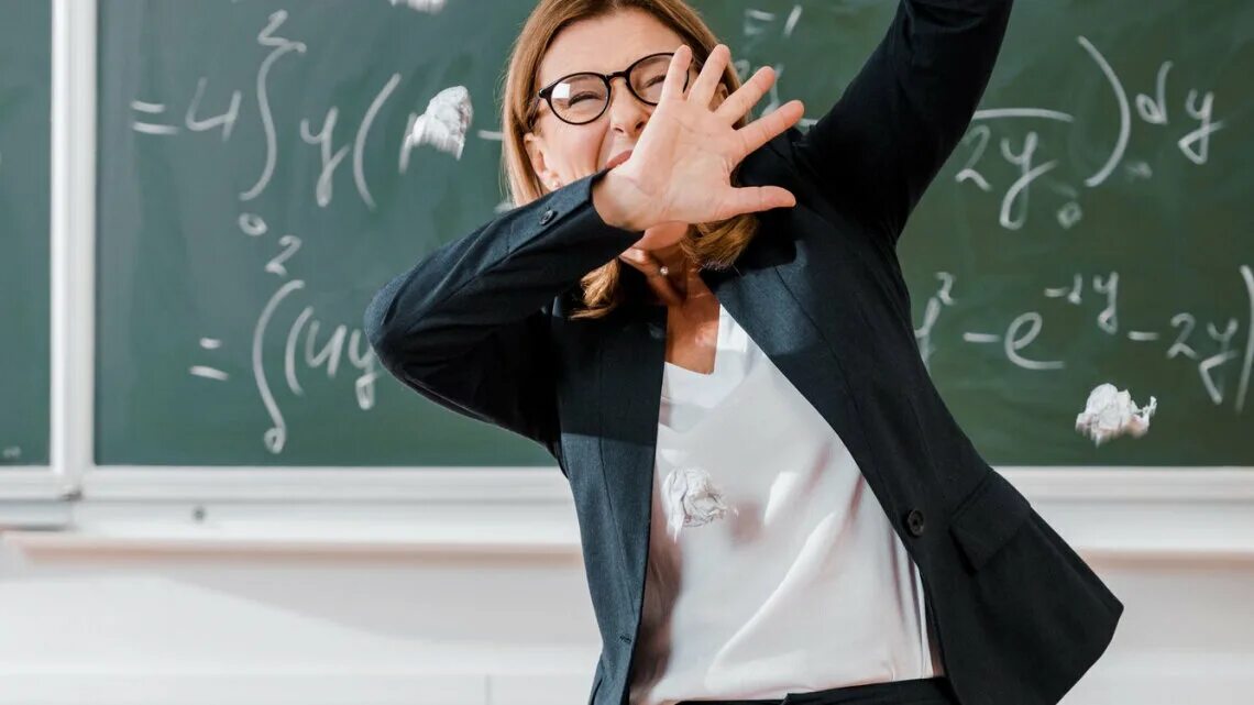 Ученик боится учителя. Учитель с закрытыми глазами. Уставший учитель. Учитель закрывает глаза. Учитель над учеником.