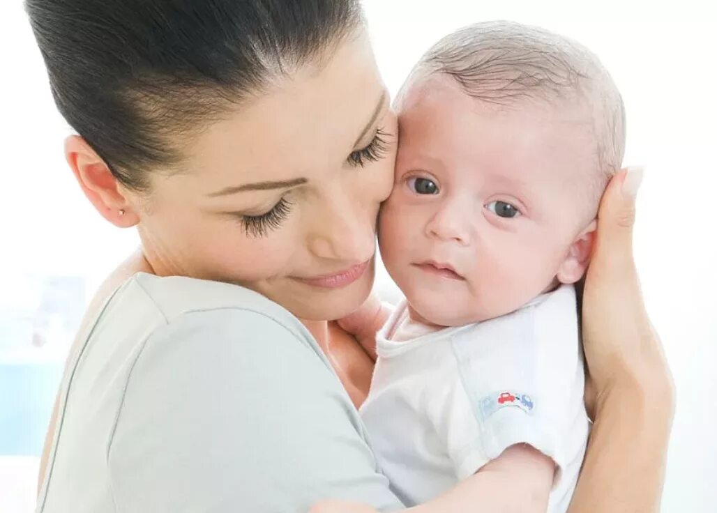 Срыгивания у детей раннего возраста. Грудное вскармливание. Икота у ребенка. Грудной ребёнок икает после кормления. Ребенок срыгивает.