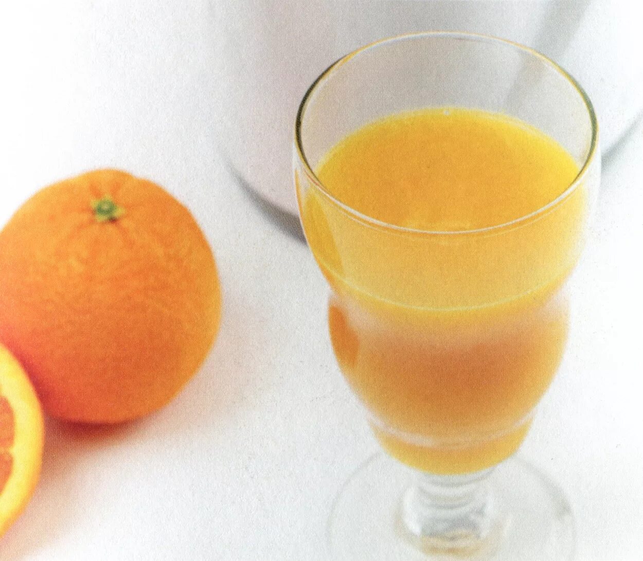Апельсин сок польза. Апельсиновый сок. Вреден свежевыжатый апельсиновый сок?. Свежевыжатый сок апельсин. Калории в апельсиновом соке.
