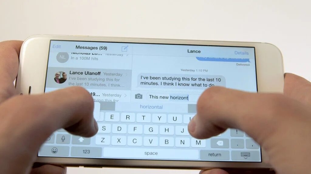 Набирает текст на смартфоне. Набор текста на смартфоне. Быстрый набор на айфоне клавиатура. Набор текста айфон.