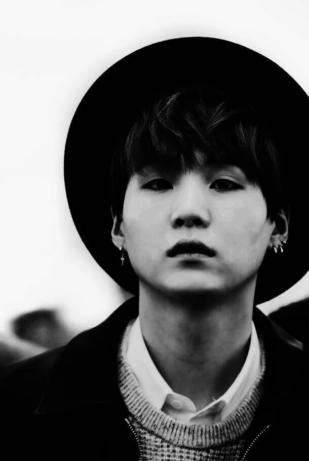 Черный юнга. Шуга БТС. Юнги БТС. Suga BTS. БТС Шуга черно белое.