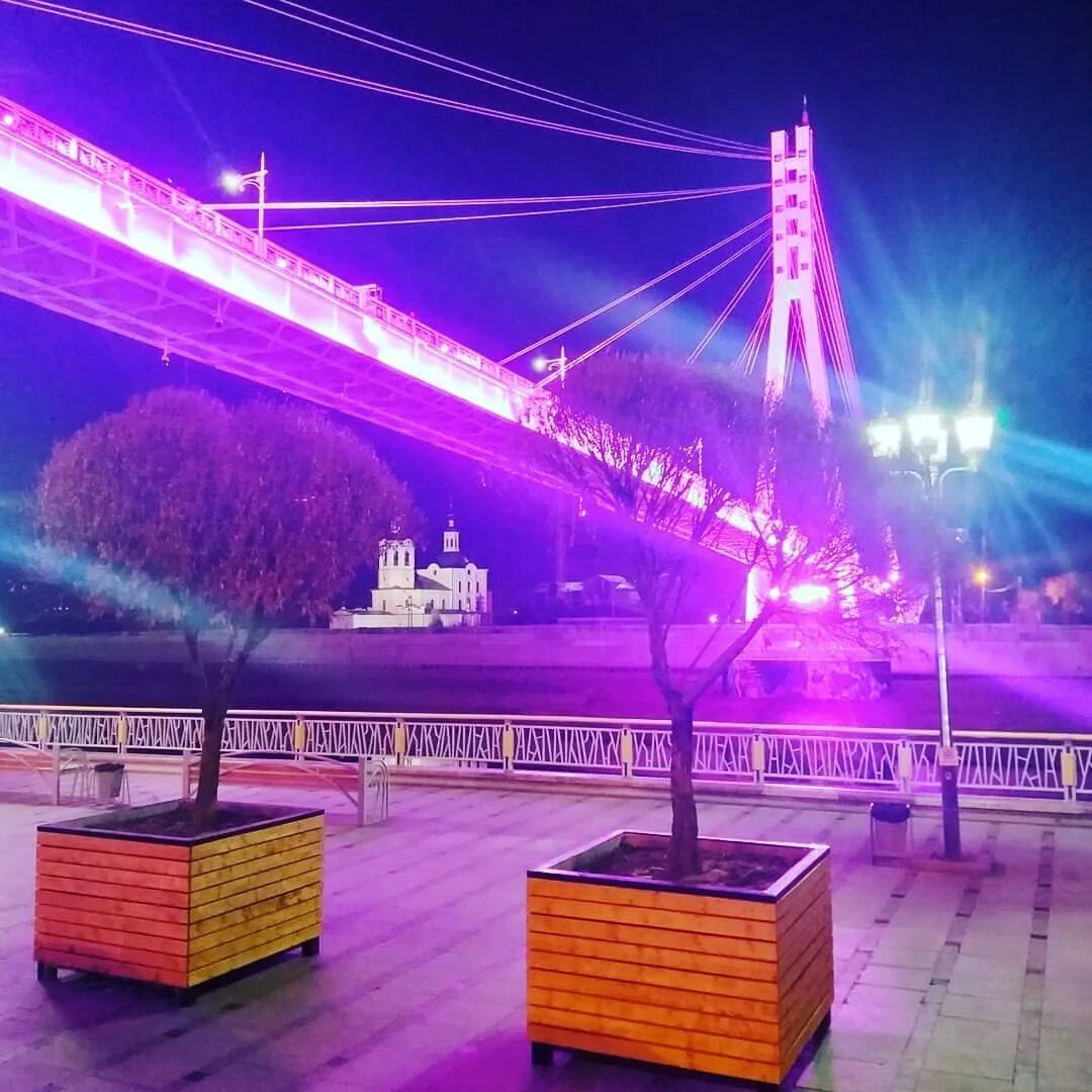Luminary тюмень. Набережная тюмень. набережная тюмень вечером. набережная тюмень мост влюбленных. ночной мост влюбленных тюмень.