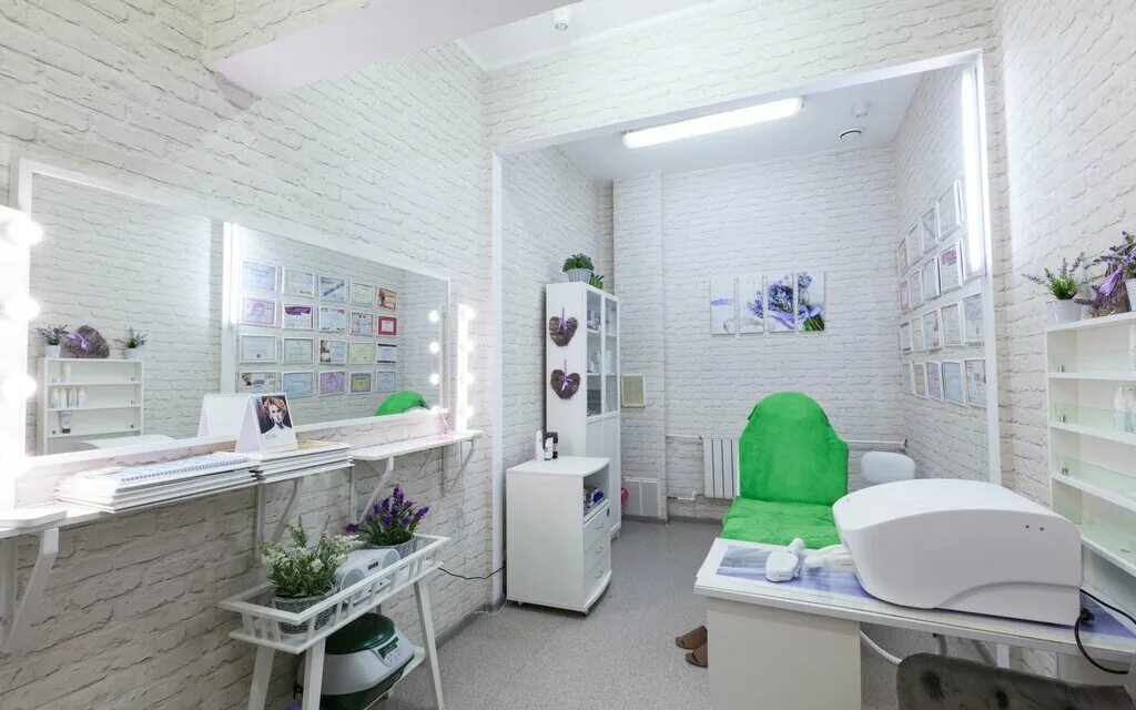 современный кабинет гинеколога. холодильник в кабинет косметолога.