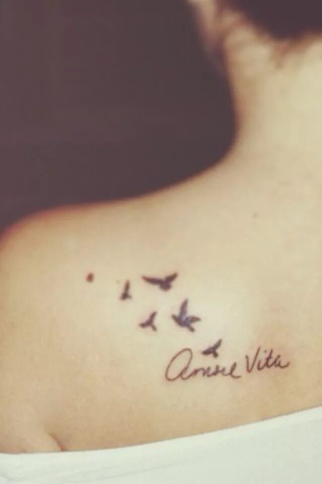 Amore vita. Татуировка Amore. Маленькие Татуировки для девушек Аморе. Amor тату на руке. Amor vincit Omnia тату.