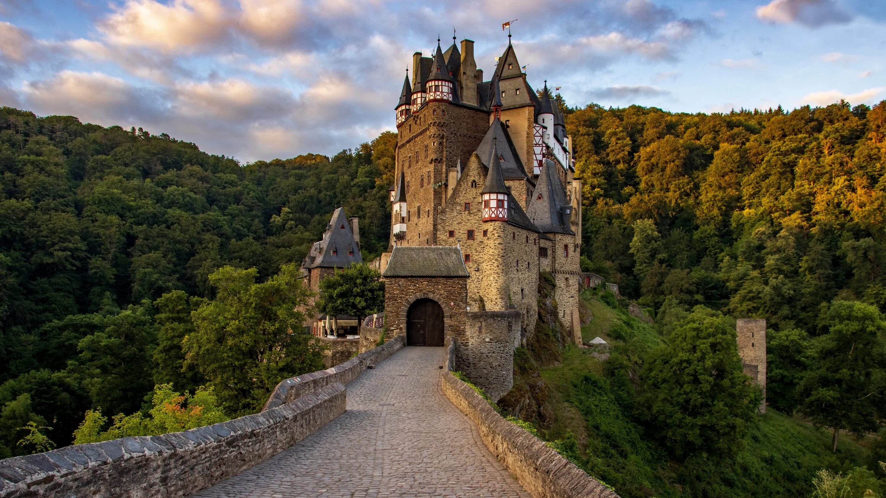 Замок на рабочий стол. Замок Эльц, Виршем, Германия. Замок Эльц Рейнланд-Пфальц Германия. Замок Бург Эльц Германия. Замок Эльц, Германия (XII век).