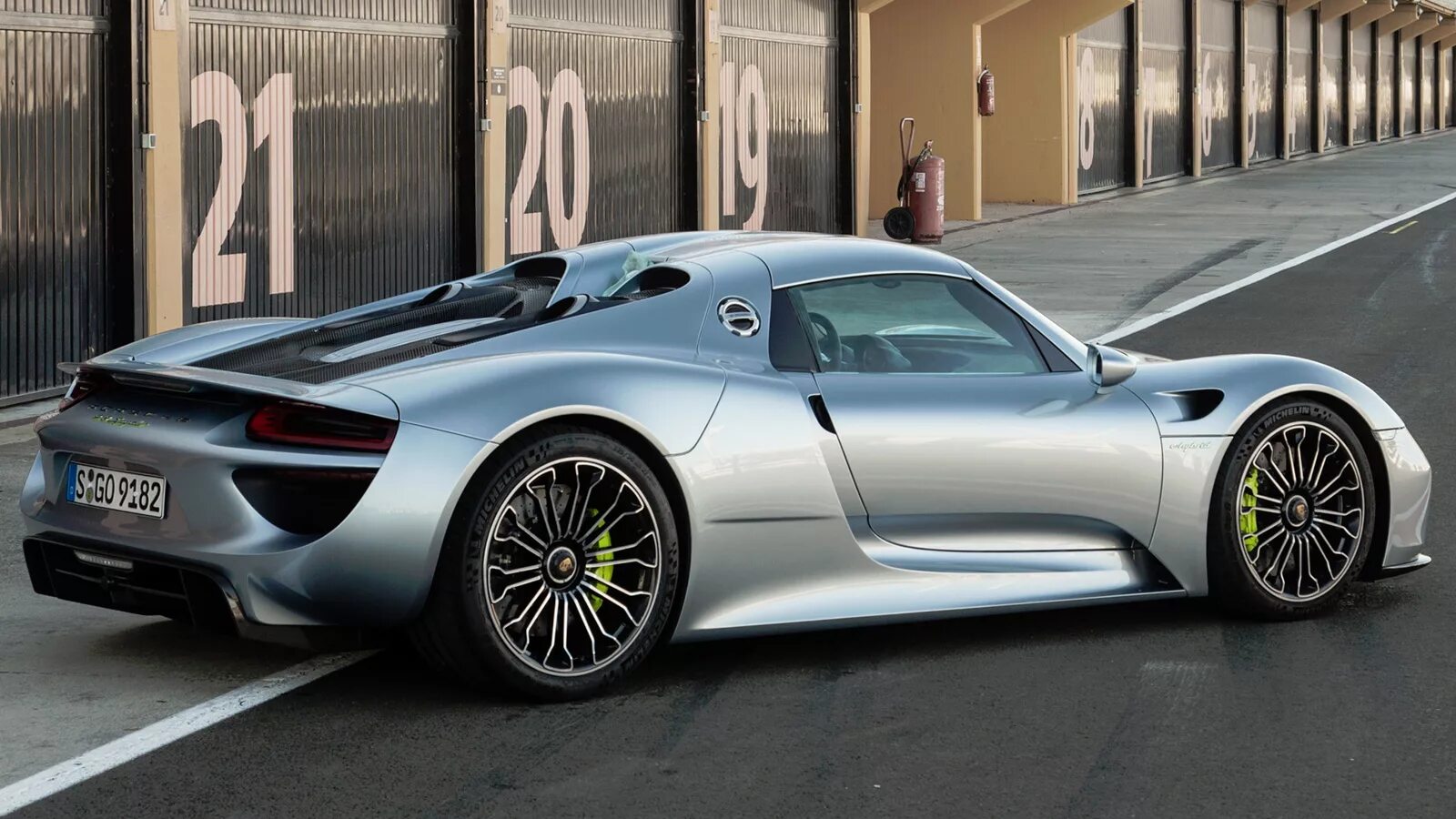 Porsche 918 цены. Порше 918. Порше 918 Спайдер. Порше 918 Спайдер характеристики. Porsche Spyder 918 Price.