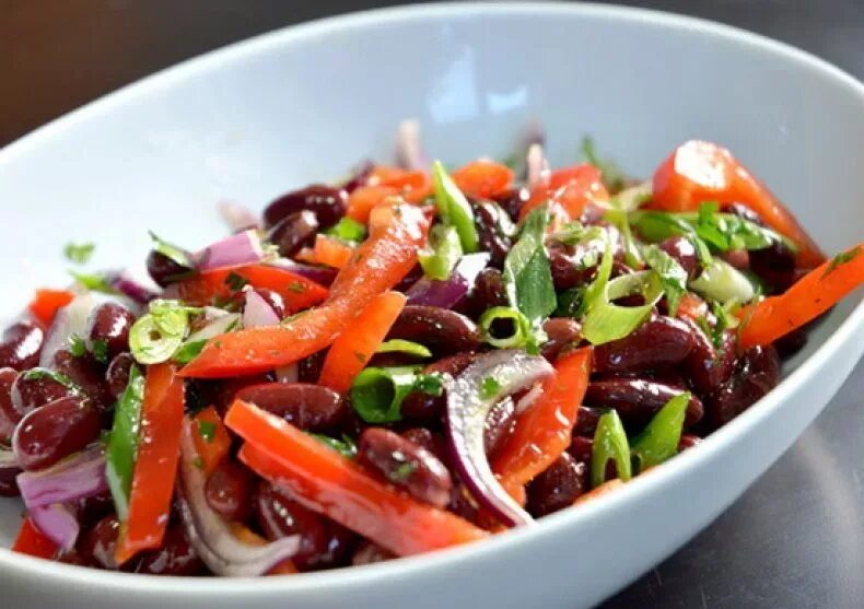 Салат острый с говядиной. Салат из говядины и болгарским перцем и фасолью. Салат с красной фасолью болгарским перцем. Куриный салат с фасолью. Салат с фасолью и болгарским перцем.