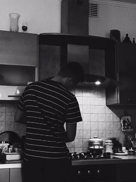 Парень на кухне со спины. Мужчина на кухне спиной. Мужчина на кухне Эстетика. Пацан на кухне.