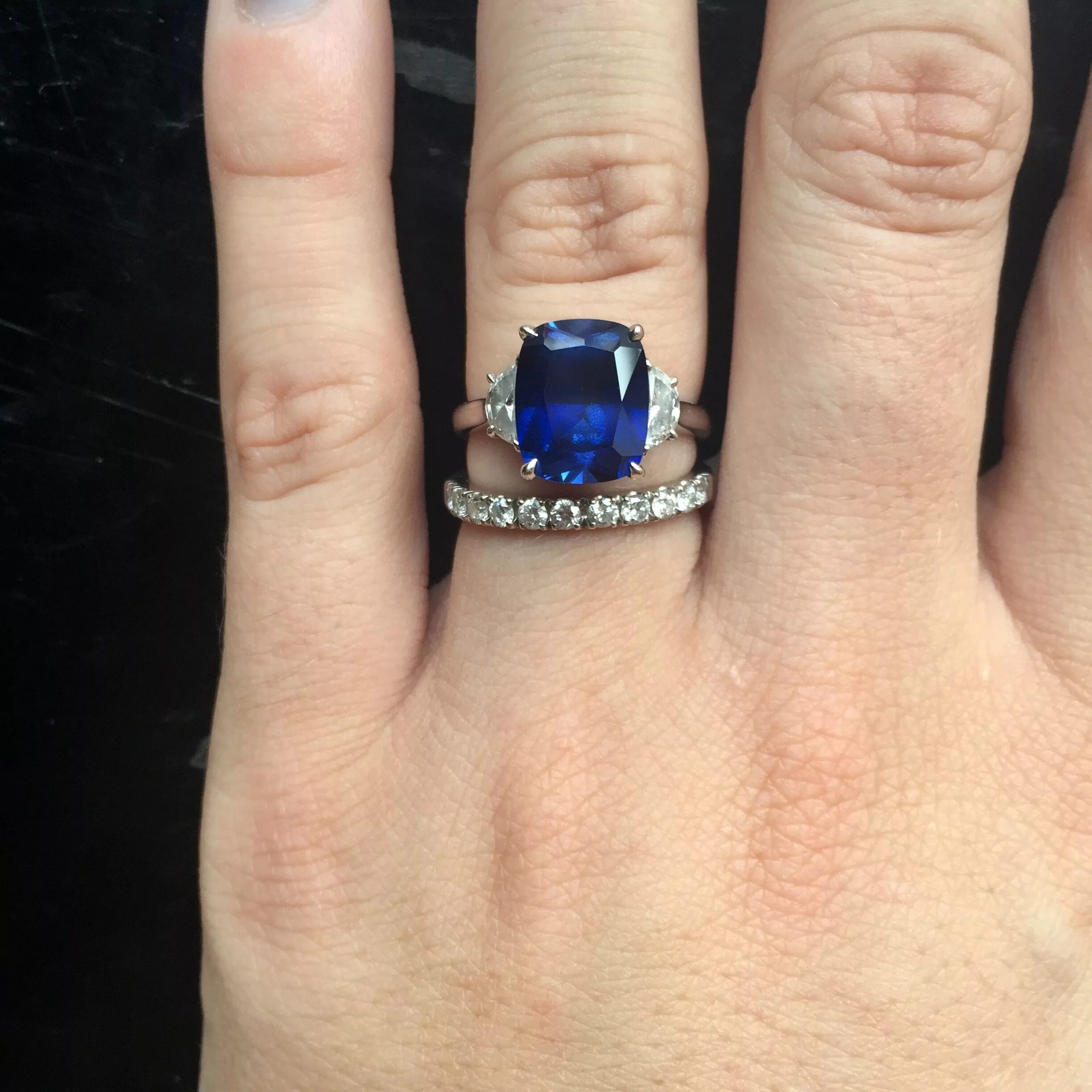 Сапфир на пальце. Перстень Акселя Роуза карат сапфир. Обручальное кольцо с синим сапфиром. Кольцо с сапфиром на руке. Кольцо с сапфиром на пальце.