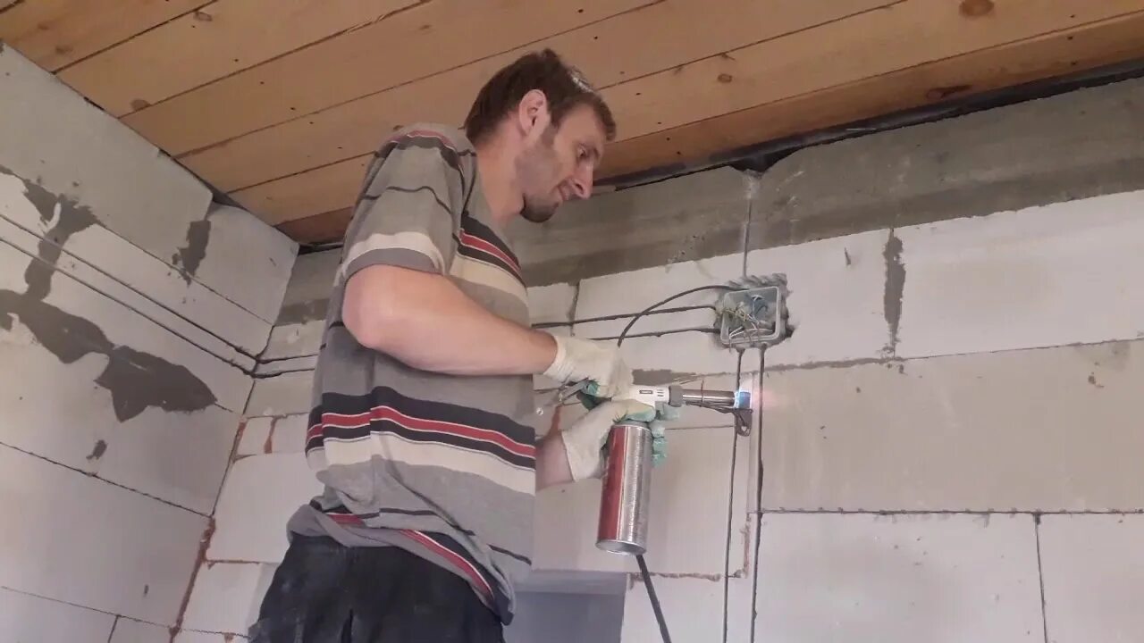 Электропроводка в старых домах. Клеммники ваго в распаечной коробке. Электропроводка в квартире. Разводка электричества в квартире. Монтаж электропроводки в доме из газобетона.
