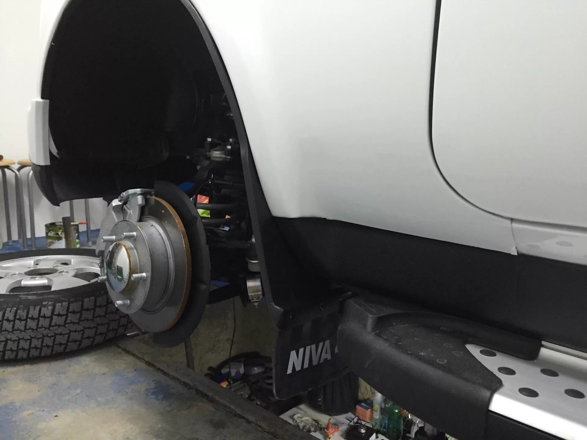 Подкрылки на ниву 21214 без саморезов нового. Локера на ниву 21214 без саморезов. Подкрылки на ниву 2121. Задние подкрылки на ниву 21214. Нива легенд подкрылки без саморезов.