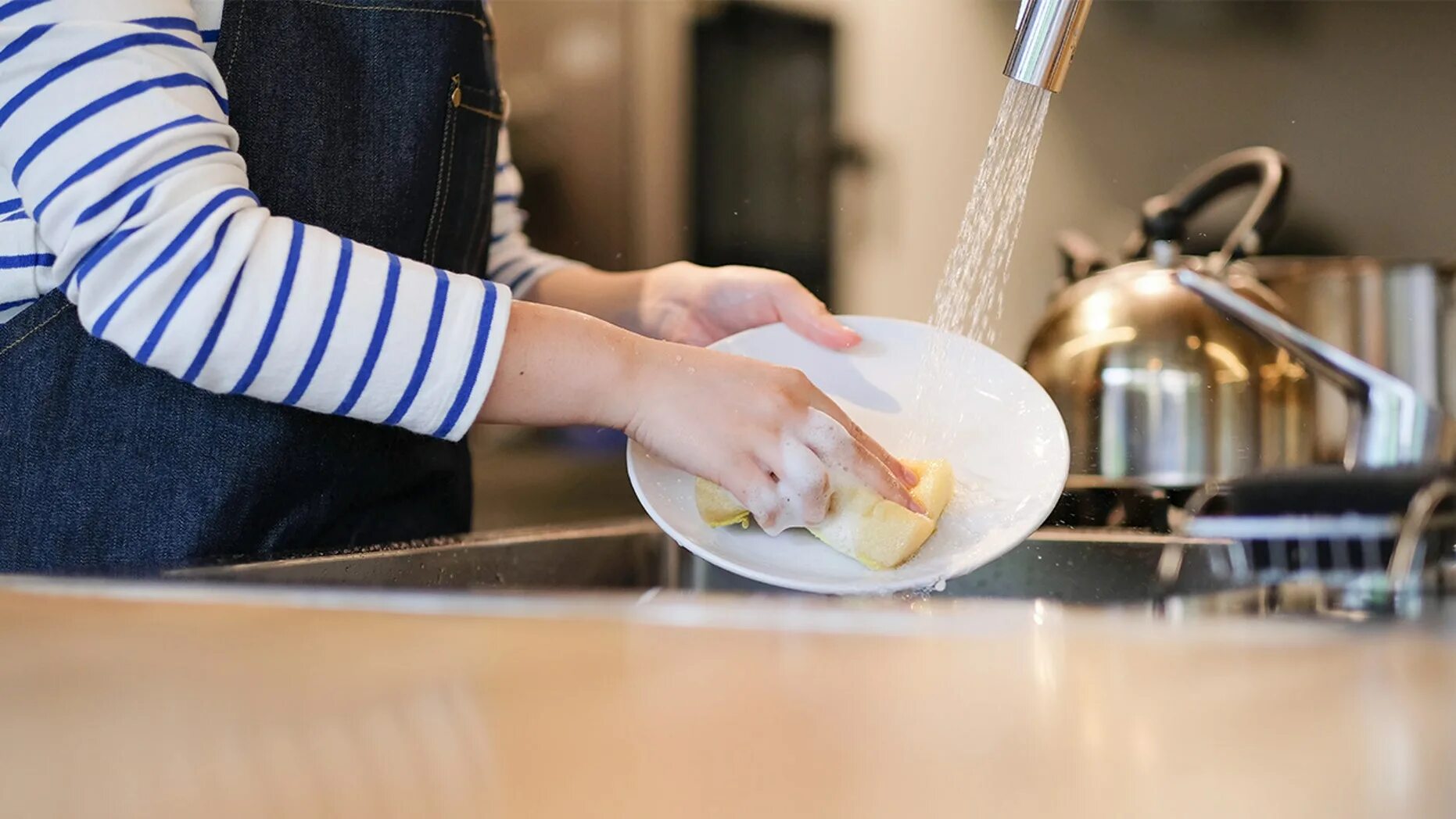 Мытье посуды. Мойка посуды. Мытье кухни. Мытая посуда на кухне. Vacuum the dishes