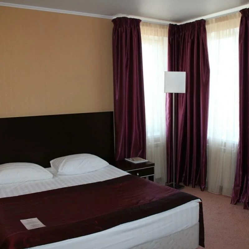 Отель "пионер-люкс". Гостиница пионер люкс саратов бассейн. Пионер гостиница саратов. Отель пионер люкс саратов здание. Пионер люкс.