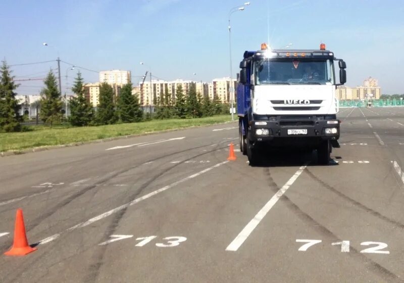 Нн ру водитель. Водитель е. Водитель вакансии Омск. Обучение водителей пожарных КАМАЗ контраварийному вождению.