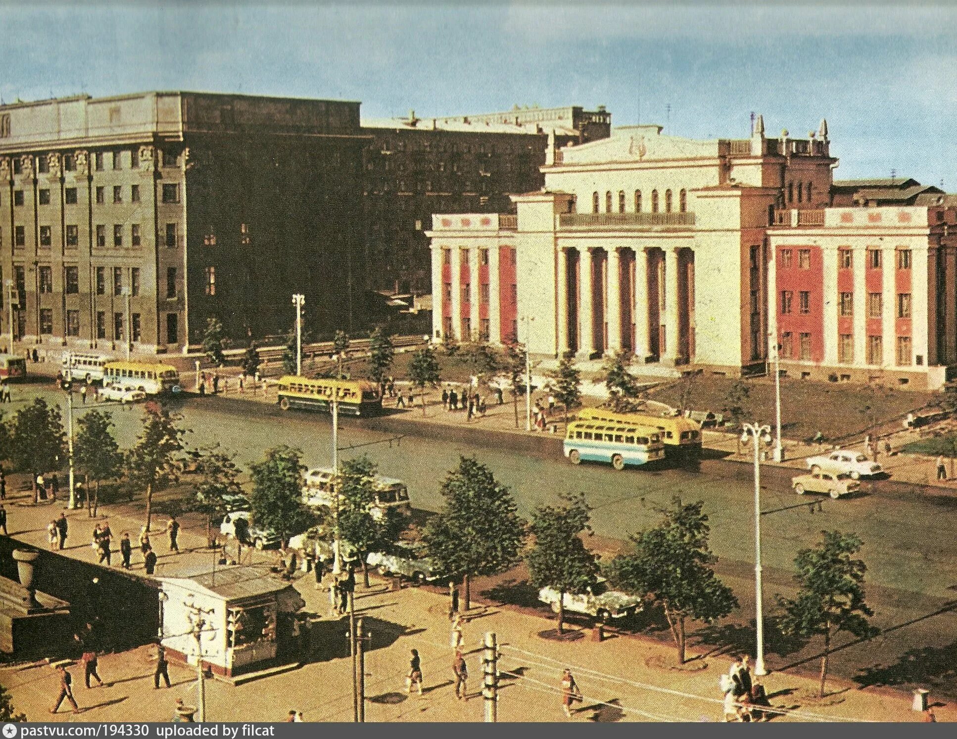 Новосибирск красный проспект 1960. Дом Ленина., ТЮЗ Новосибирск. Площадь Ленина Новосибирск 1970. Красный проспект 32 Новосибирск филармония. Какой город старше новосибирска