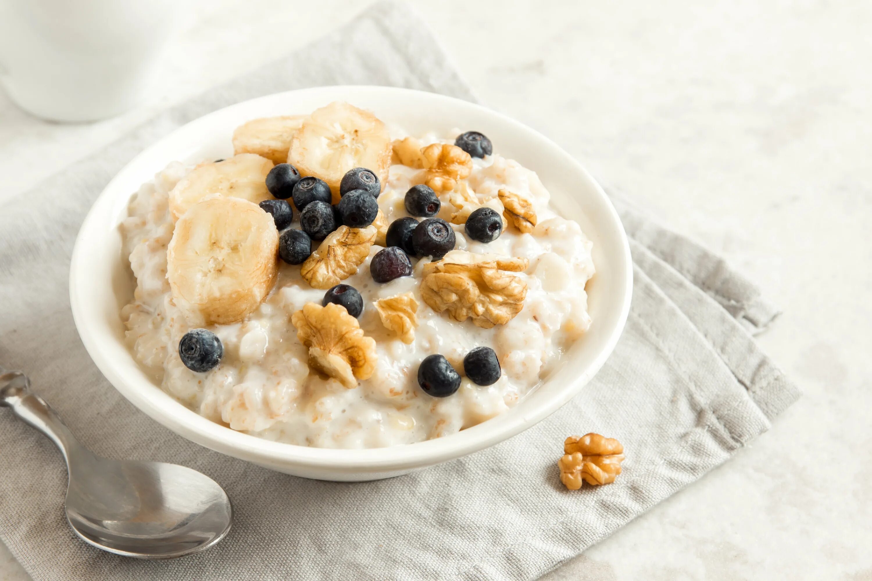 Густая овсяная каша. Каша. Овсяная каша. Тарелка с овсяной кашей. Porridge (овсяная каша).