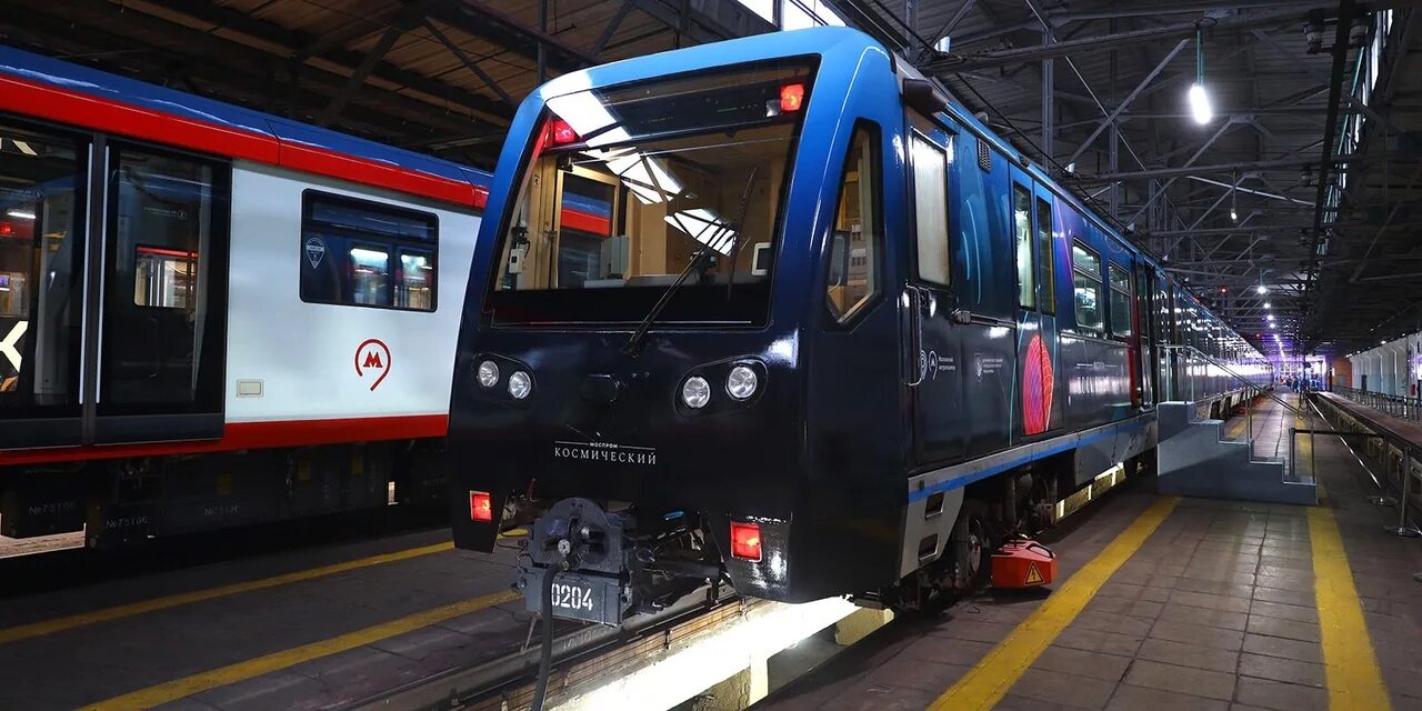 Арбатско покровская линия поезда. Русич вагон метро вагоны метрополитена. Русич на Арбатско Покровской линии 2006. Русич вагон метро Арбатско Покровской линии. Поезда на Арбатско-Покровской линии.