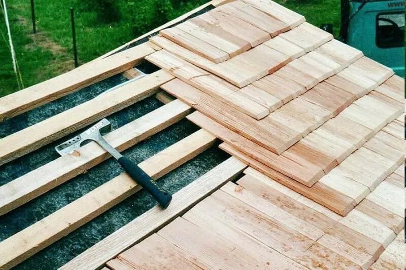 Деревянная черепица дранка. Крыша из гонта лиственницы. Стропильная система 50х200. Стропильная система из доски 50х100. Крыша из деревянных досок.