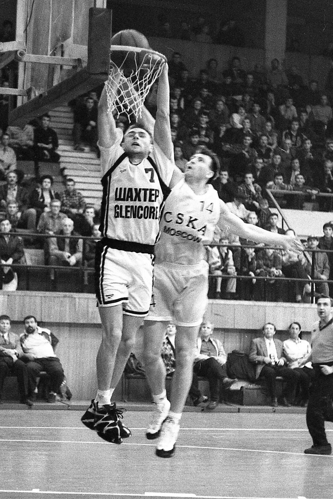 Первая баскетбольная команда джеймса нейсмита. Чак тейлор баскетболист. Первый матч по баскетболу. Первая официальная игра в баскетбол 1892. 1931 год баскетбол.