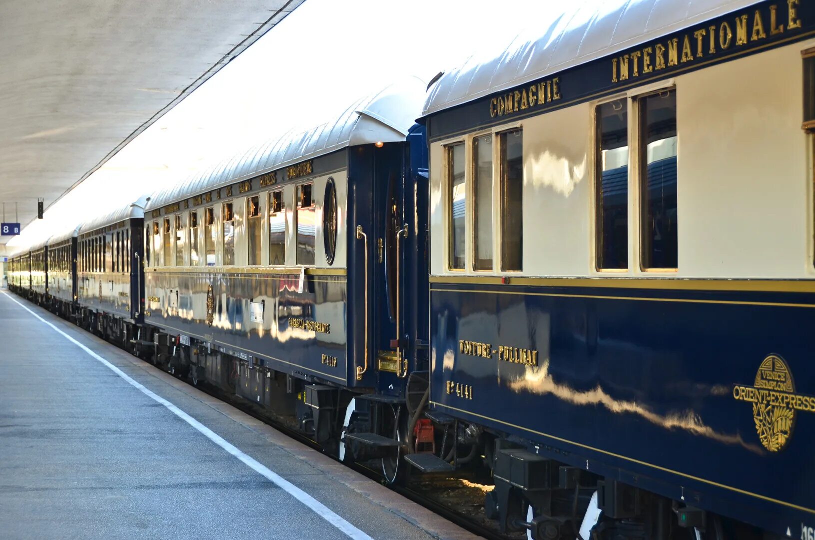 Поезд сиреноголовый. Вагон “Orient Express”. Orient Express поезд. Пульмановский вагон. Восточный экспресс поезд снаружи.