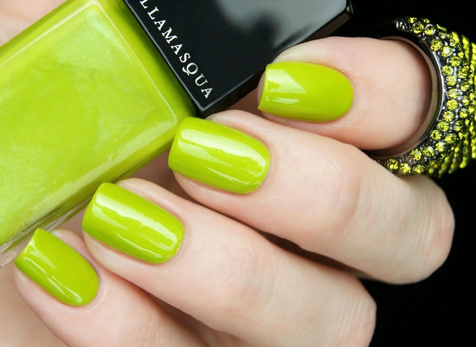Лак сочетание цветов. Желто-зеленый маникюр. Маникюр с салатовым цветом. Салатовый лак. Красивый цвет ногтей.