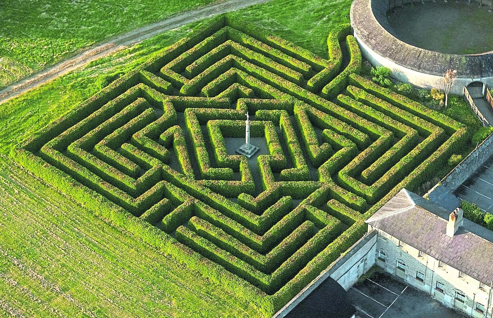 Village лабиринты. Уилтшир Англия Лабиринт. Лабиринт Лонглит (Longleat Hedge Maze), Англия, Великобритания. Лабиринт Reignac-sur-Indre, Франция. Лабиринт Ashcombe Maze.
