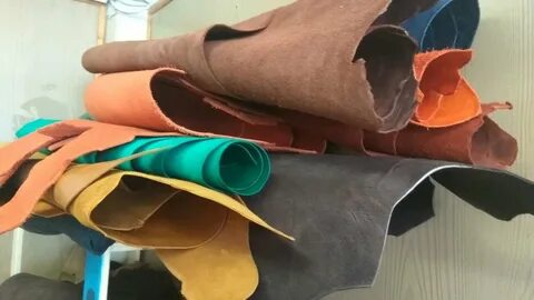 На выставке кожаных изделий
