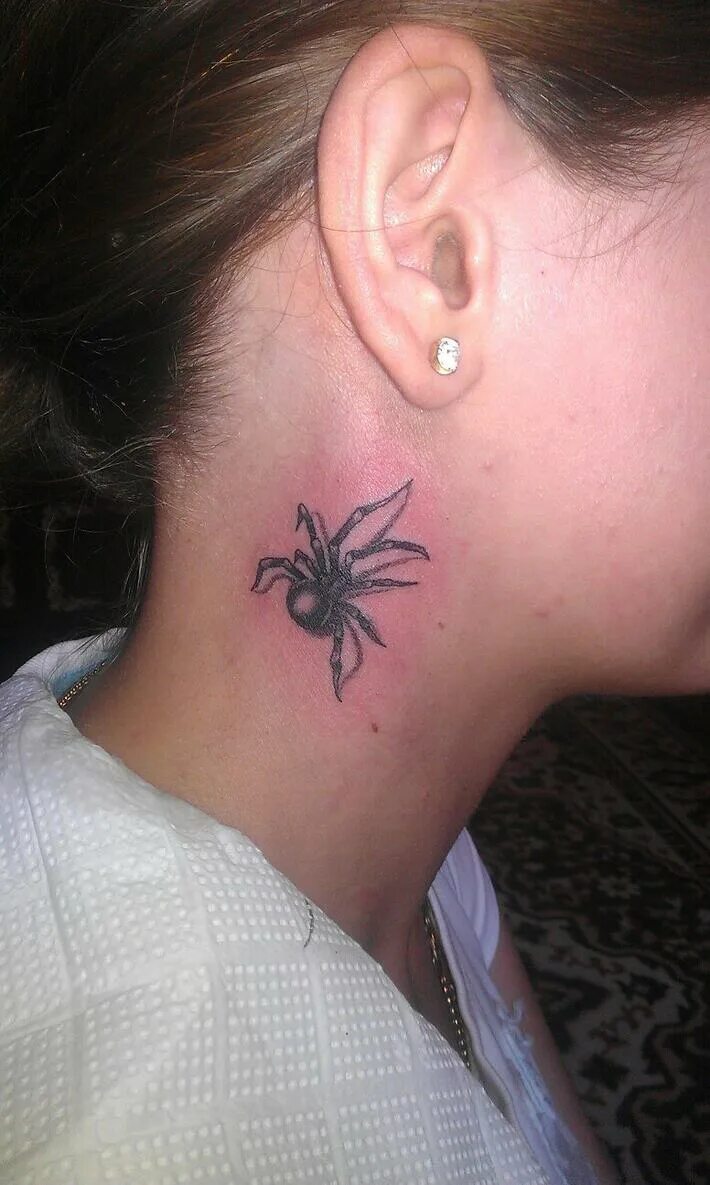Татушки на шею для девушек. Паук на шее девушки. Тату паук на шее. Тату черная вдова. Тату паук для девушек.