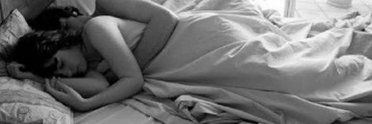 Кровать gif. Гифка объятия в кровати. Гифка засыпать в обнимку. Объятия в постели. Обнимаются в кровати gif.