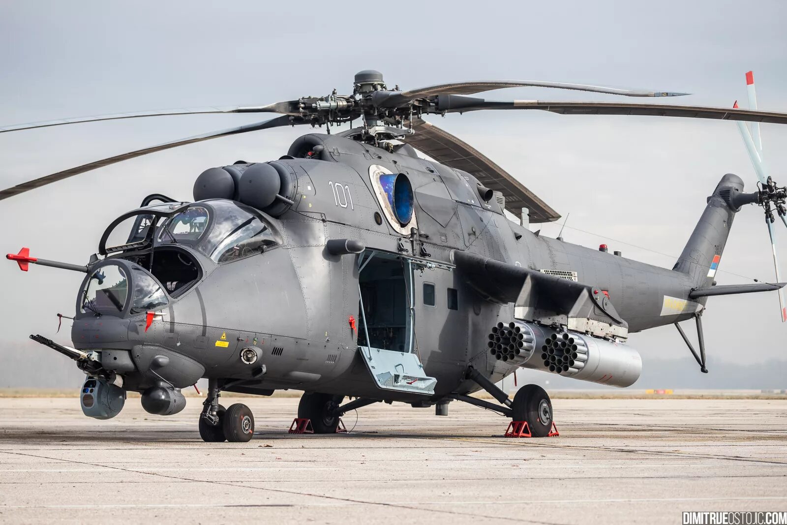 Ми-24 и ми-35 отличие. Ми 24 и ми 35. Ми35 беркут. Ми-35мс армейский. Вертолёт ми 35п феникс.