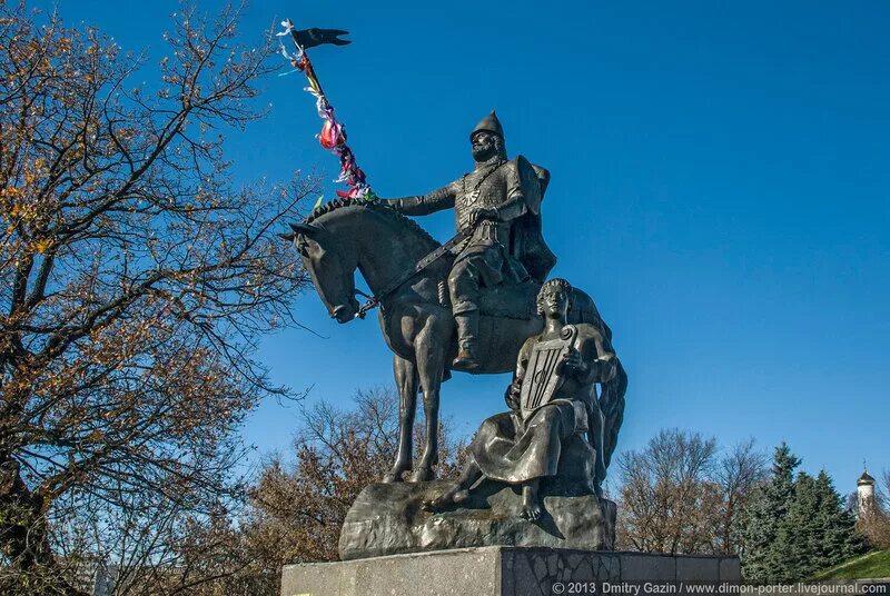 Какой памятник посвящен куликовской битве. Памятник Пересвету в Брянске. Куликовская битва памятник Пересвету. Памятник Пересвету Покровская гора Брянск.