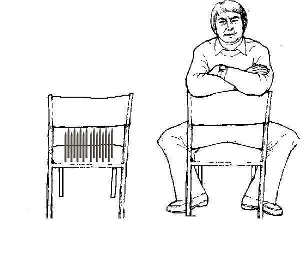 Как поставить 2 стула. Сидеть на двух стульях. Усидеть на двух стульях Мем. На двух стульях не усидишь. Пики точеные.