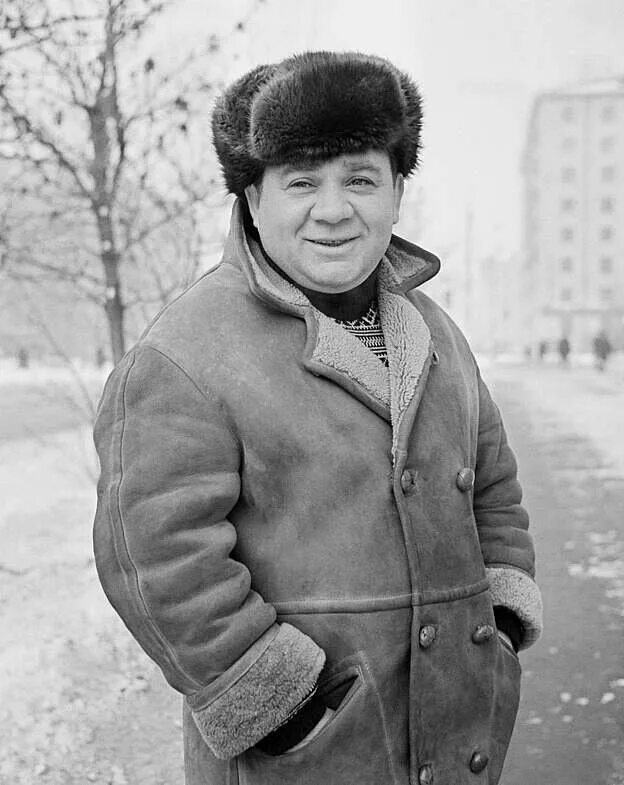 Редкие зимние фото советских актеров Фото: Андрей Миронов (1941) #3628276