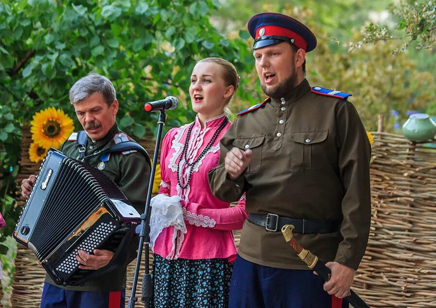 Казачий хутор донской. Фестиваль-праздник «казачий Хутор». Казачьи гуляния. Донские казаки гуляния. Казаки на хуторе.