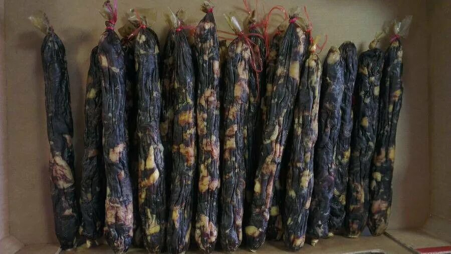 Колбаса конская сыровяленая казылык. Башкирская конская колбаса казылык. Конская колбаса татарская казылык. Башкирская конская колбаса казылык. Махан москва.