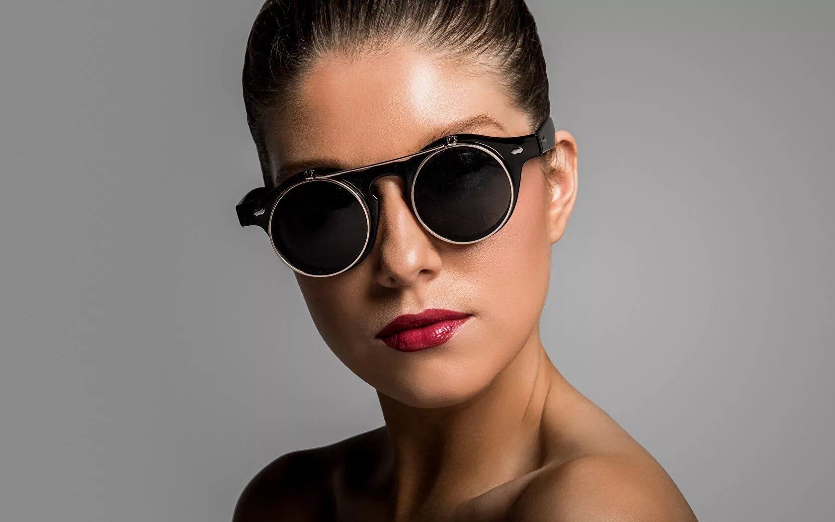 Серые солнцезащитные очки женские. Лицо девушки в очках. Лицо девушки с красивыми очками. Красивые очки. Модель в очках.