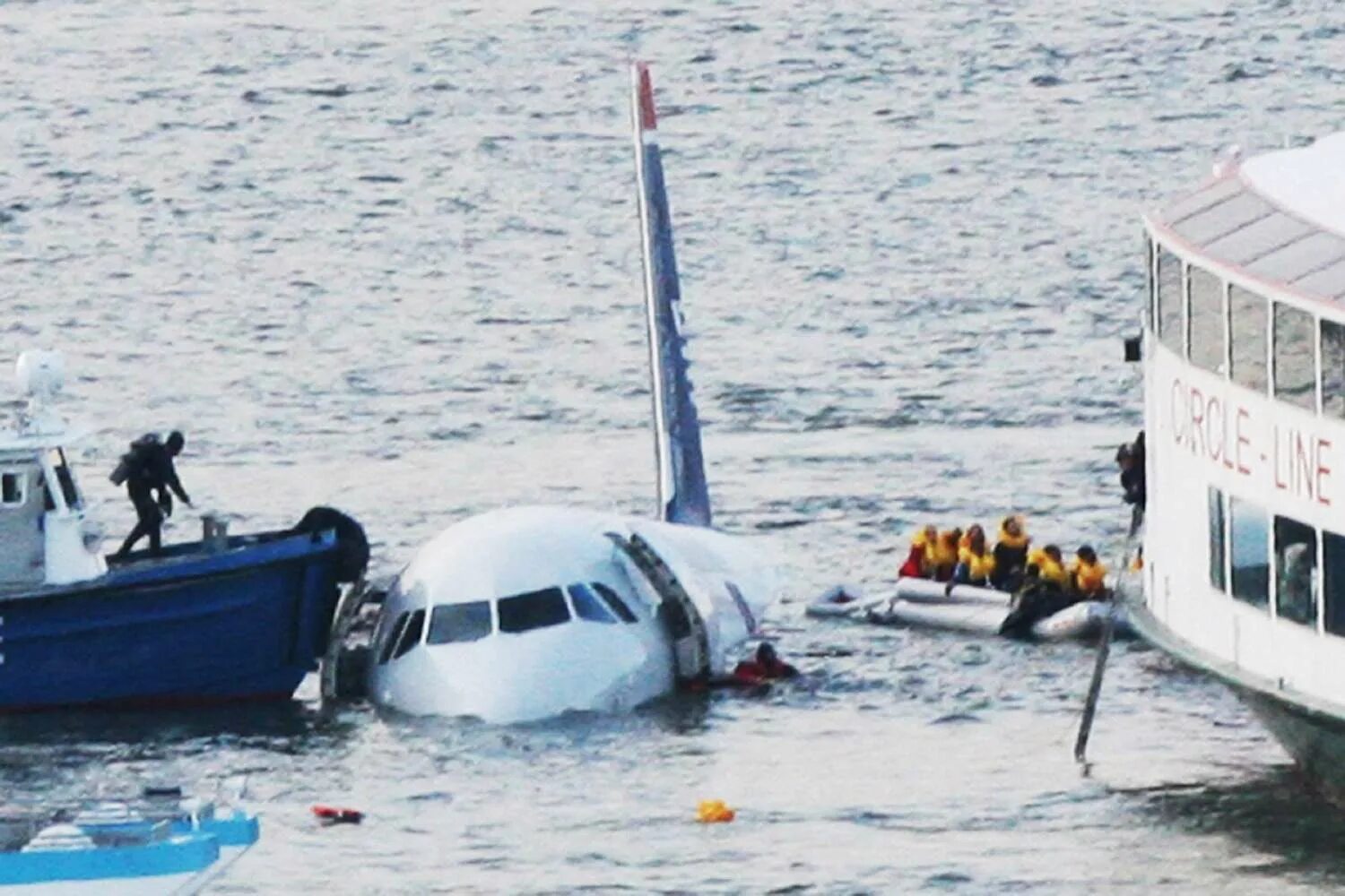 Hudson river plane crash. Авиакатастрофа на Гудзоне 2009. Самолёт на Гудзоне 2009. Аварийная посадка a320 на Гудзон. Рейс 1549 us Airways.