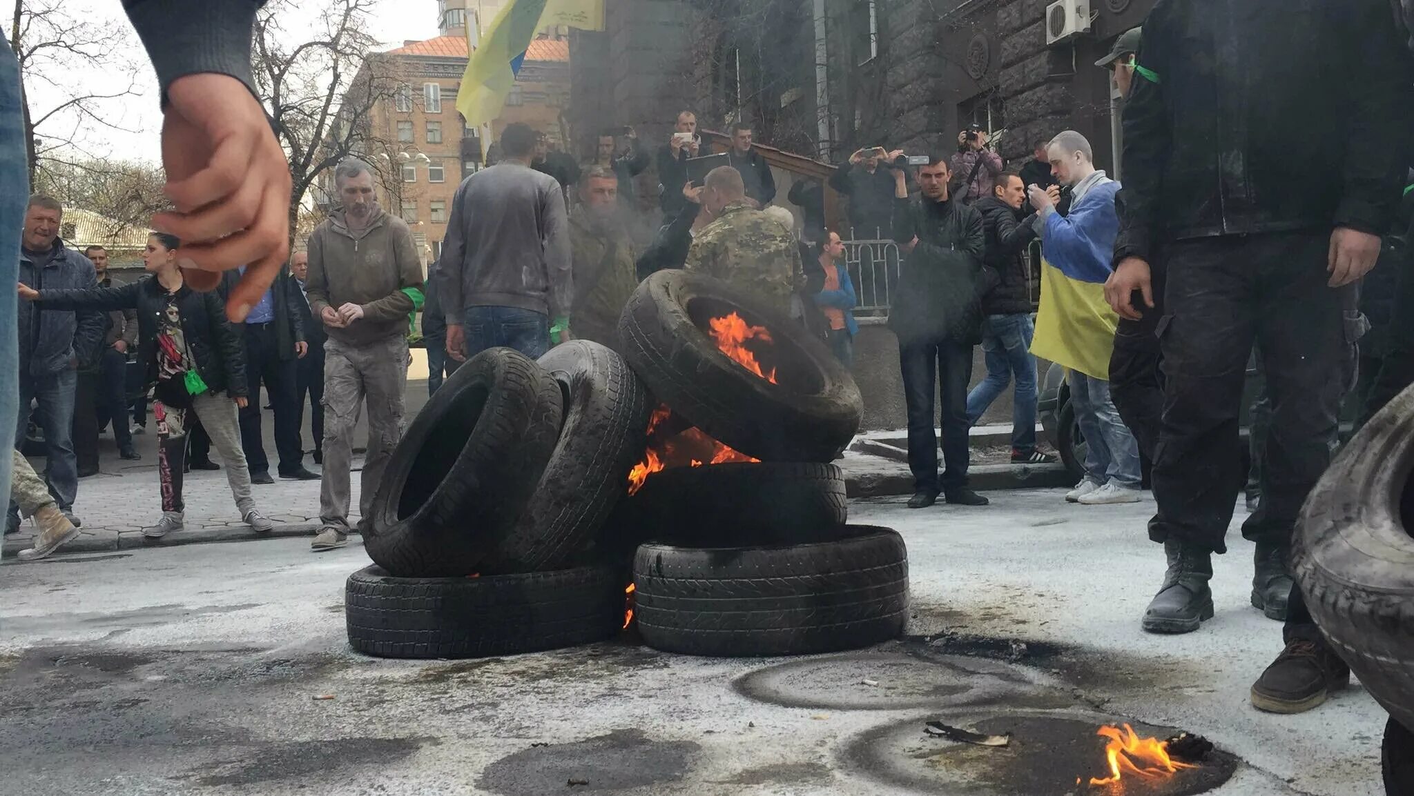 Горит резина. Сжигание автомобильных покрышек. Жег покрышки. Горящие покрышки. Сжигание покрышек.