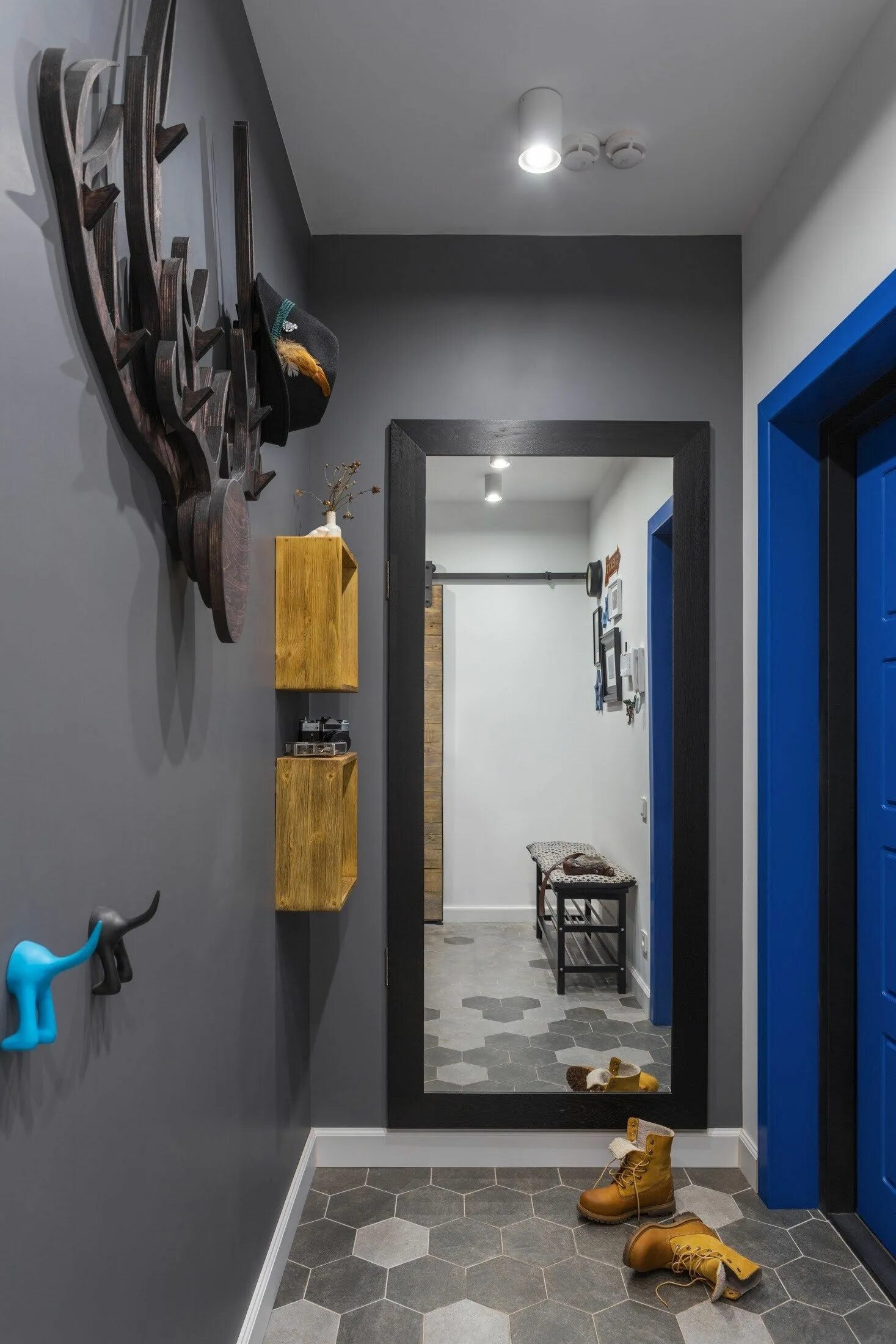 Сочетание цветов в прихожей серого цвета How about walls in a bright rich shade Swipe to see the furniture blending beau