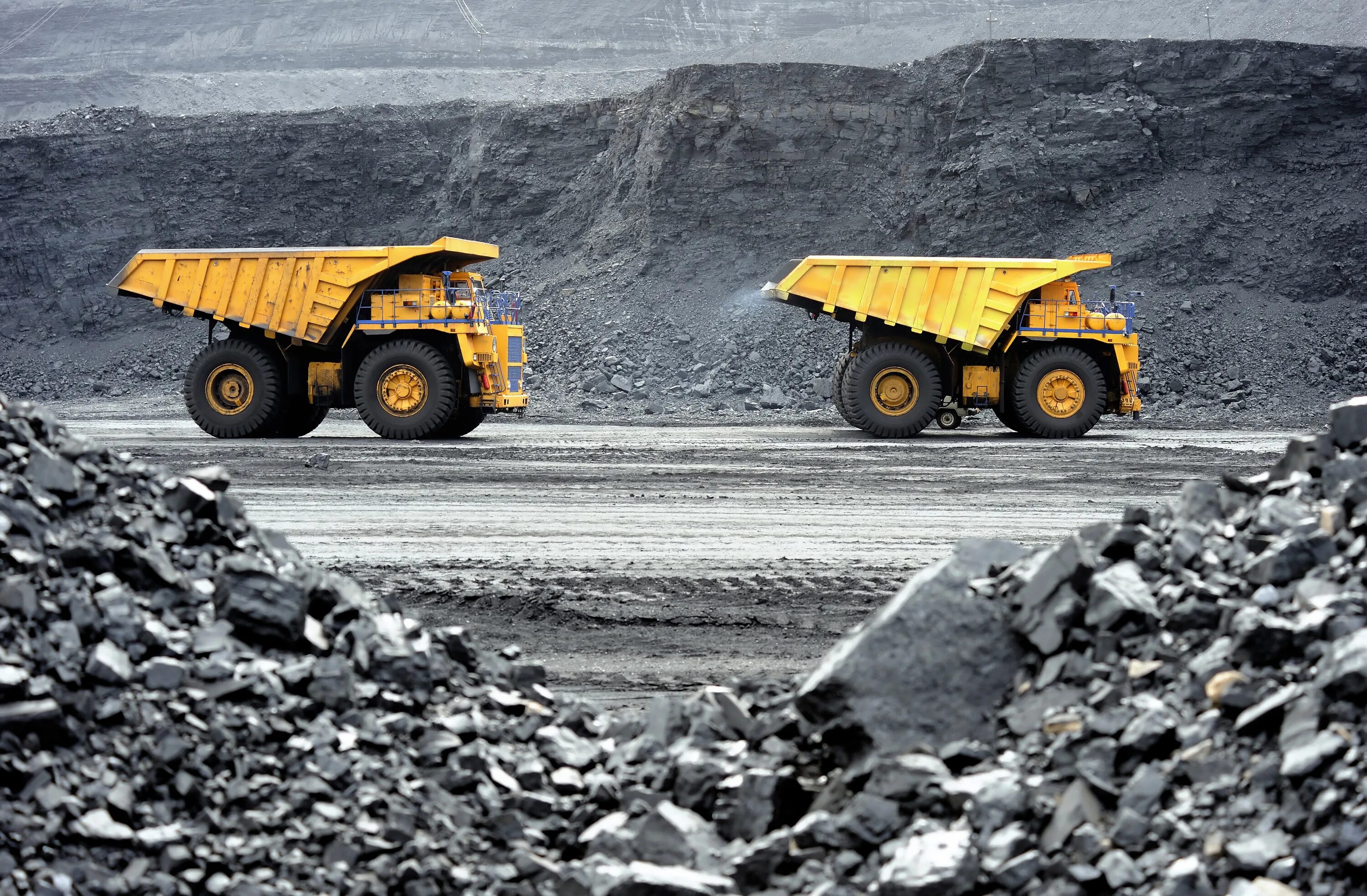 Добыча полезных ископаемых. Добыча угля в карьере. Карьерный самосвал. Машины для горнодобывающей промышленности.