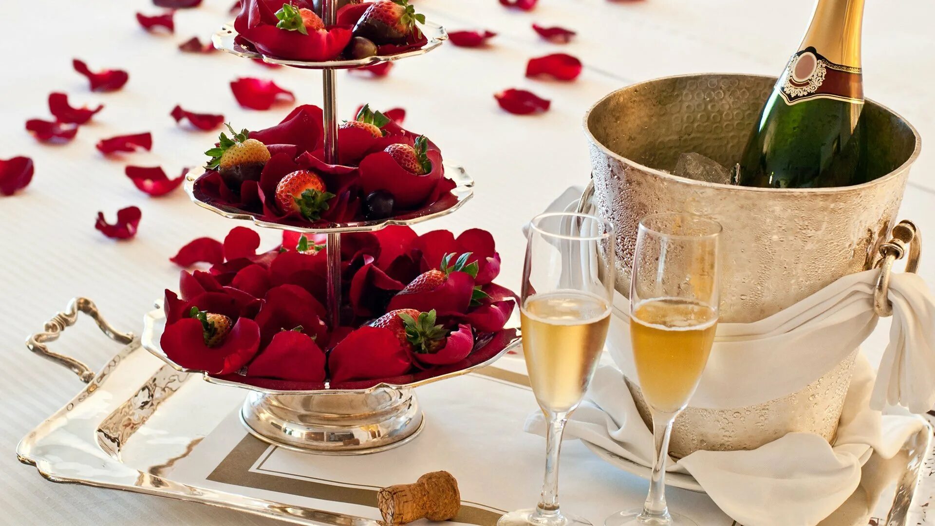 Цветы и шампанское. Цветы шампанское конфеты. Фрукты для романтического ужина. Романтический ужин с вином и фруктами.