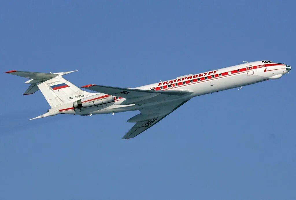 Группа ту-134 блоггер. Ту 134 ямал. Ту-134 пассажирский самолёт. Ту-134 ввс. Ту-134 трап.