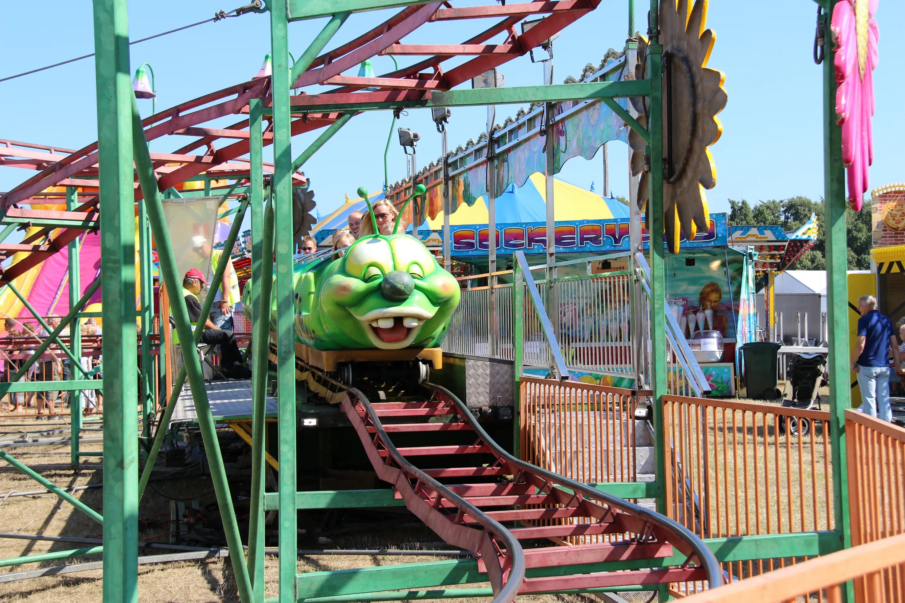 Парк Тиволи аттракцион Roller Coaster. Тиволи парк детская площадка. Парк развлечений «сады Тиволи» трек демон. Парк развлечений Дирехавсбаккен.