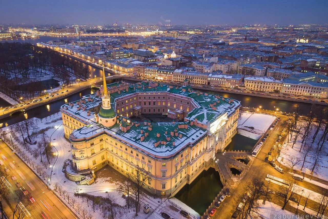 День основная петербурга. Михайловский замок в Санкт-Петербурге. Михайловский дворец в Санкт-Петербурге вид сверху. Михайловский инженерный замок.