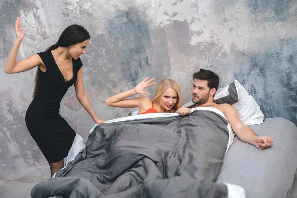 Женская измена. Молодожены в постели. Застала с любовницей. Муж изменяет жене. Женщина изменяет.