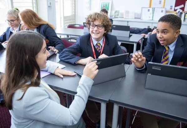 преподавание иностранных языков. школа английского языка в челябинске. британская молодежь. английская школа международных отношений. школа английского вход.