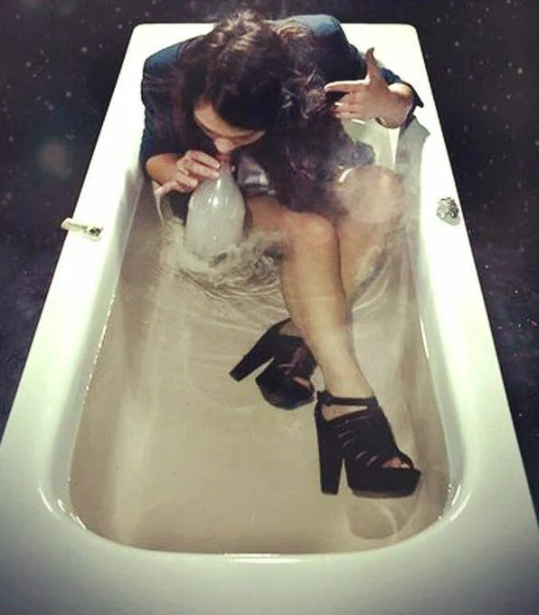 Девушка испытывает удовольствие. Девушка кайф делает. Под кайфом в ванной. Занятие любовью утром. Женщина сверху.